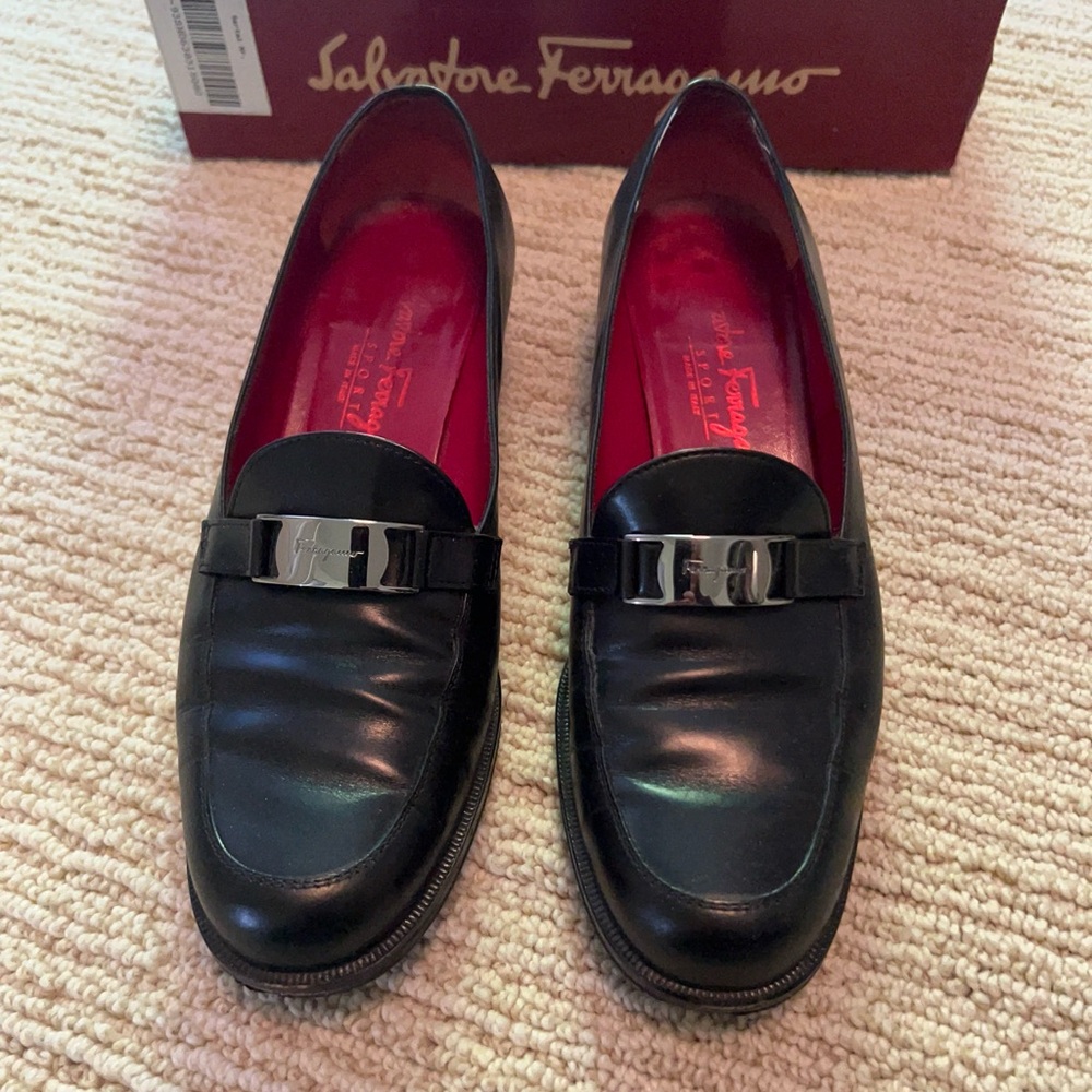 Salvatore Ferragamo “Sesty” black leather loafers with silver details - Size 8